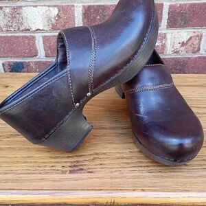 DANSKO SZ 40 SZ 9.5-10 PRIMA SIDE DIP STUDDED BLOCK HEEL SLIDE IN CLOGS SHOES